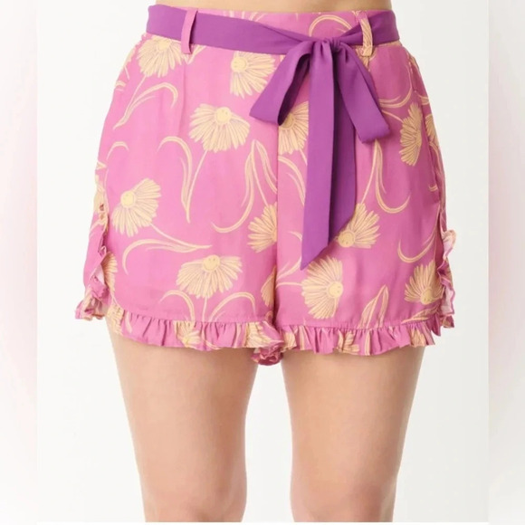 🦋B2G1🦋UNIQUE VINTAGE SMILEY Pink Floral Smiley Faced Belted Shorts NWT - Picture 1 of 8